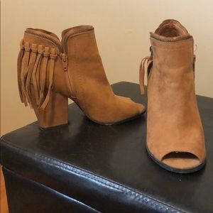 Heeled bootie with fringe